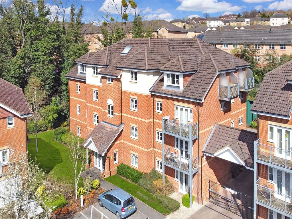 2 bed flat to rent in Coopers Rise, High HP13 Zoopla