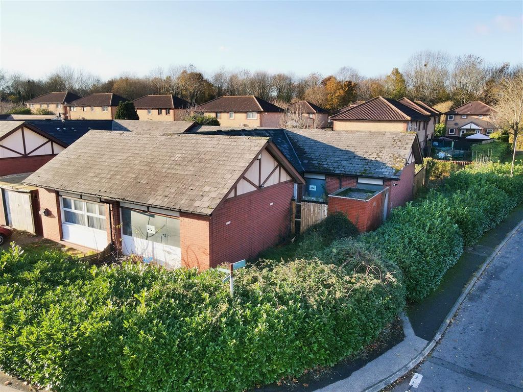 4 bed bungalow for sale in Medale Road, Beanhill, Milton Keynes MK6, £