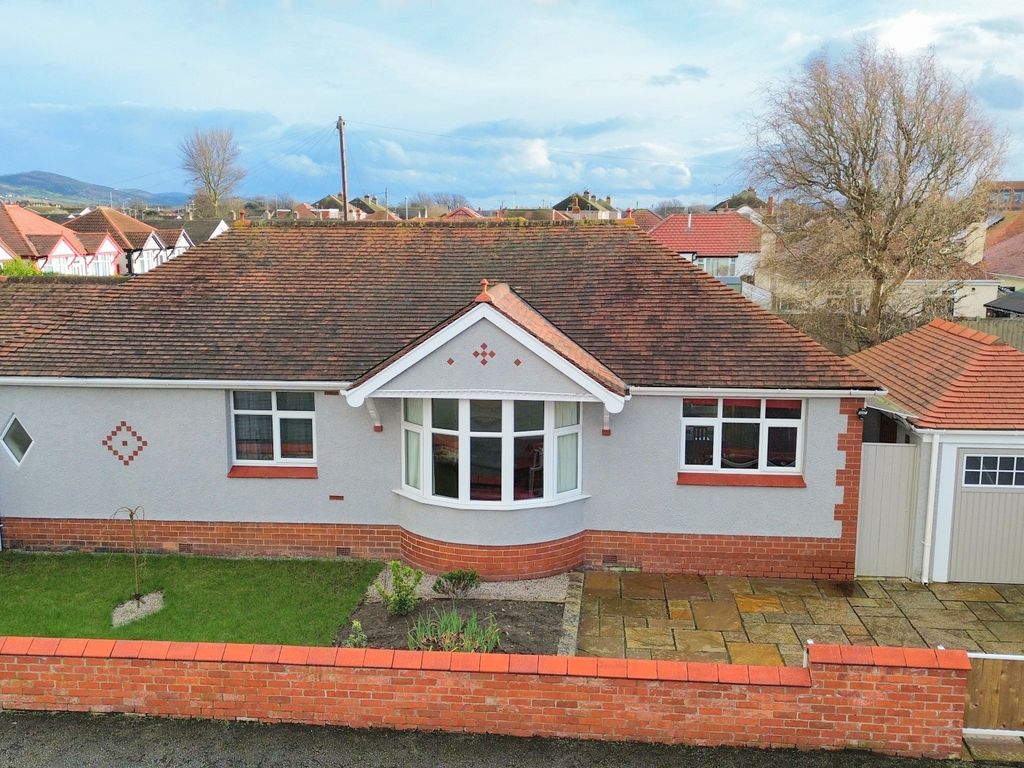 3 bed bungalow for sale in Bryn Avenue, Rhyl LL18, £195,000 Zoopla