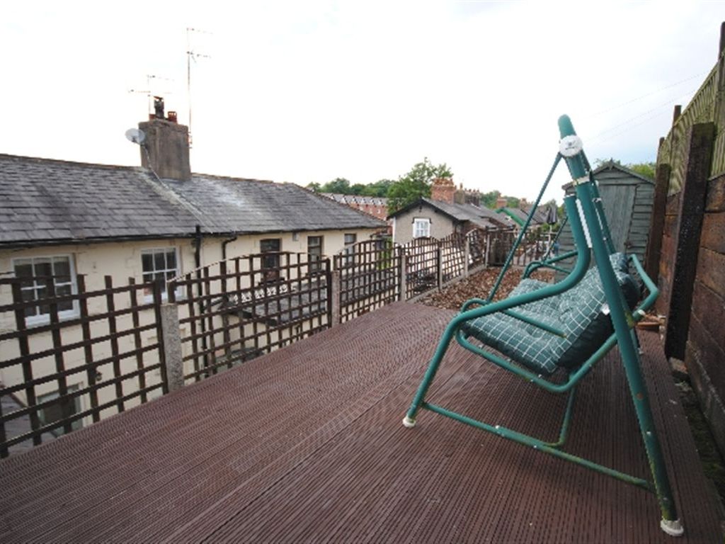 Property Details For 2 Lakeside Cottages Standish Wigan Wn1 2uu