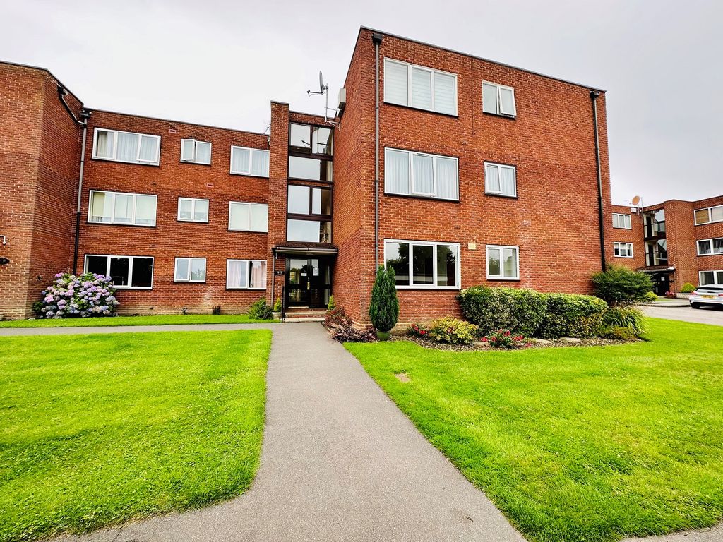 2 bed flat to rent in Westcroft Court, New Road, Broxbourne EN10, £
