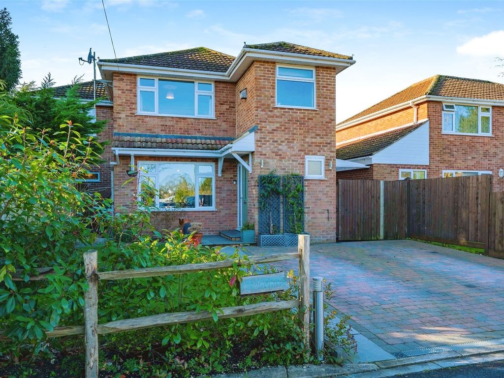 4 bed detached house for sale in Drake Close, Marchwood SO40, £500,000