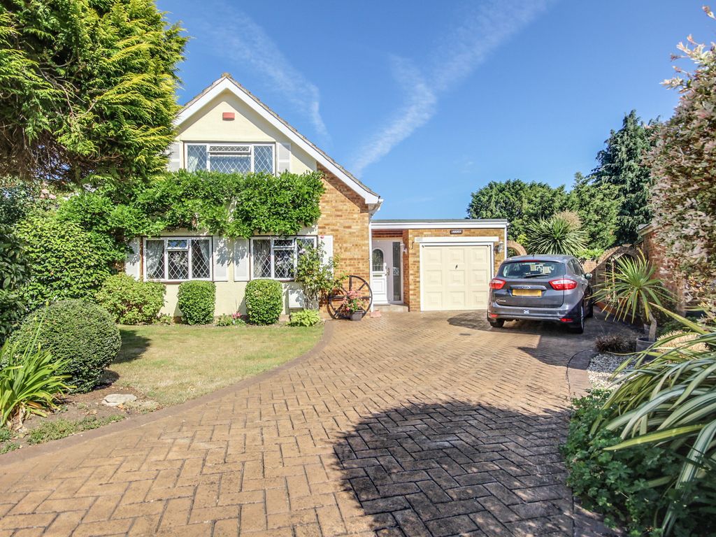 4 bed detached bungalow for sale in Windmill Avenue, Wokingham