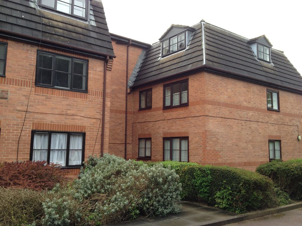 2 bed flat to rent in Gladbeck Way, Enfield EN2, £1,800 pcm Zoopla