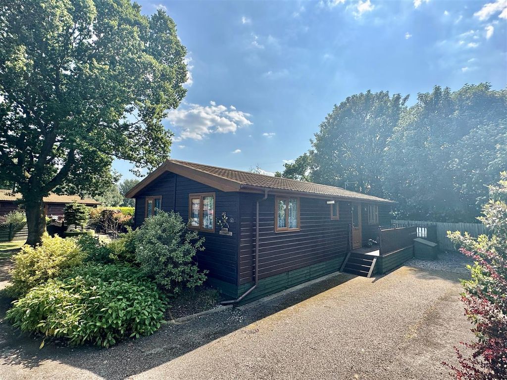 2 bed mobile/park home for sale in Hull Road, Wilberfoss, York YO41