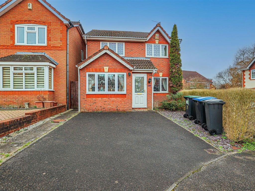 3 bed detached house for sale in Caister Close, Hemel Hempstead HP2, £