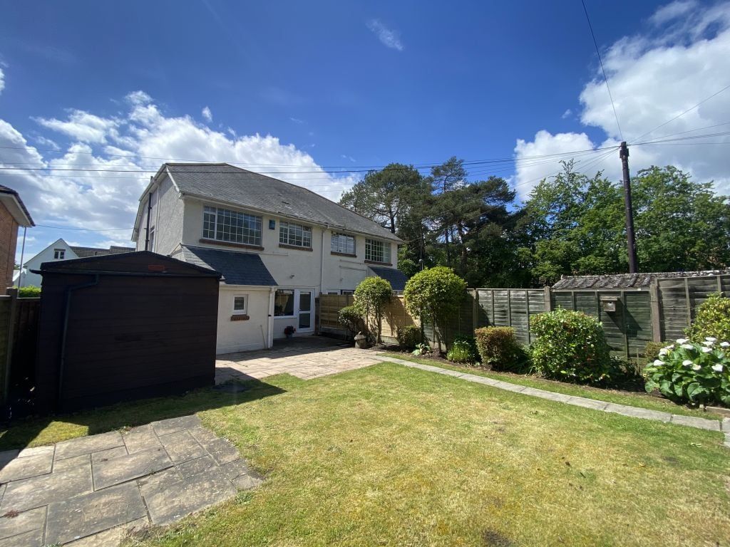 3 bed to rent in Wimborne Road East, Ferndown BH22, £1,350