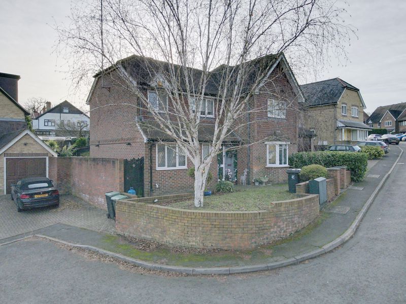 4 bed detached house for sale in Grovewood Place, Woodford Green IG8, £