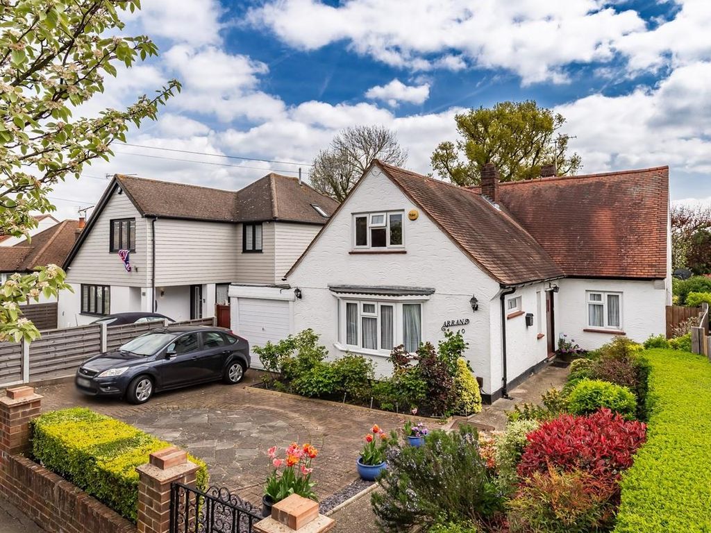 3 bed detached house for sale in Orchard Drive, Theydon Bois, Epping