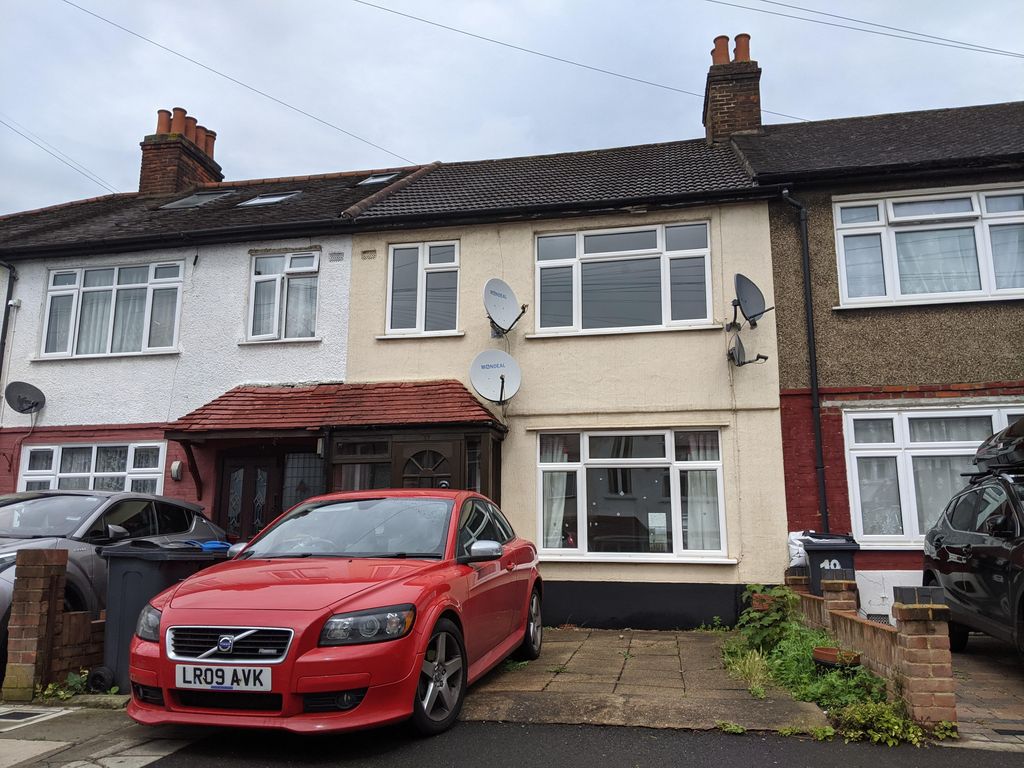 3 bed property to rent in Hatton Gardens, Mitcham CR4 Zoopla