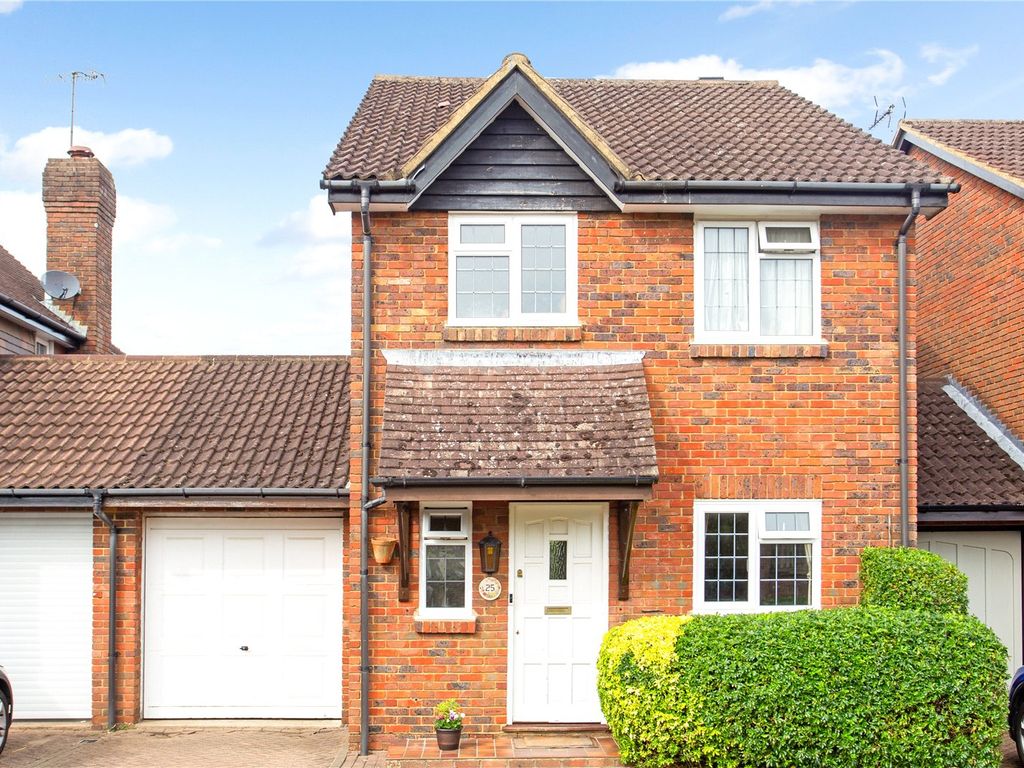 3 bed linkdetached house for sale in Clerks Croft, Bletchingley