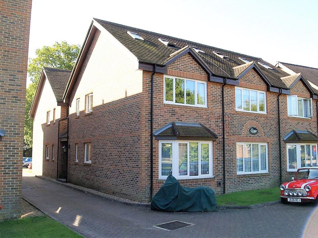 Studio to rent in Perryfield Road, Crawley RH11, £925 pcm Zoopla