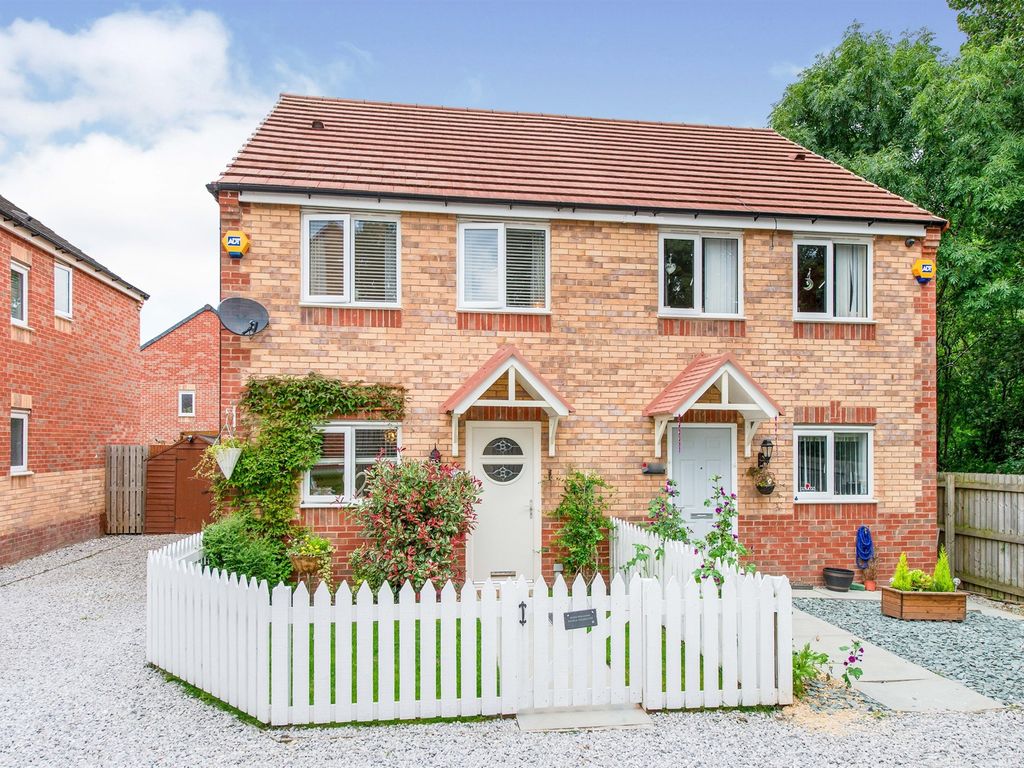 3 bed semidetached house for sale in Oakdale Drive, South Elmsall