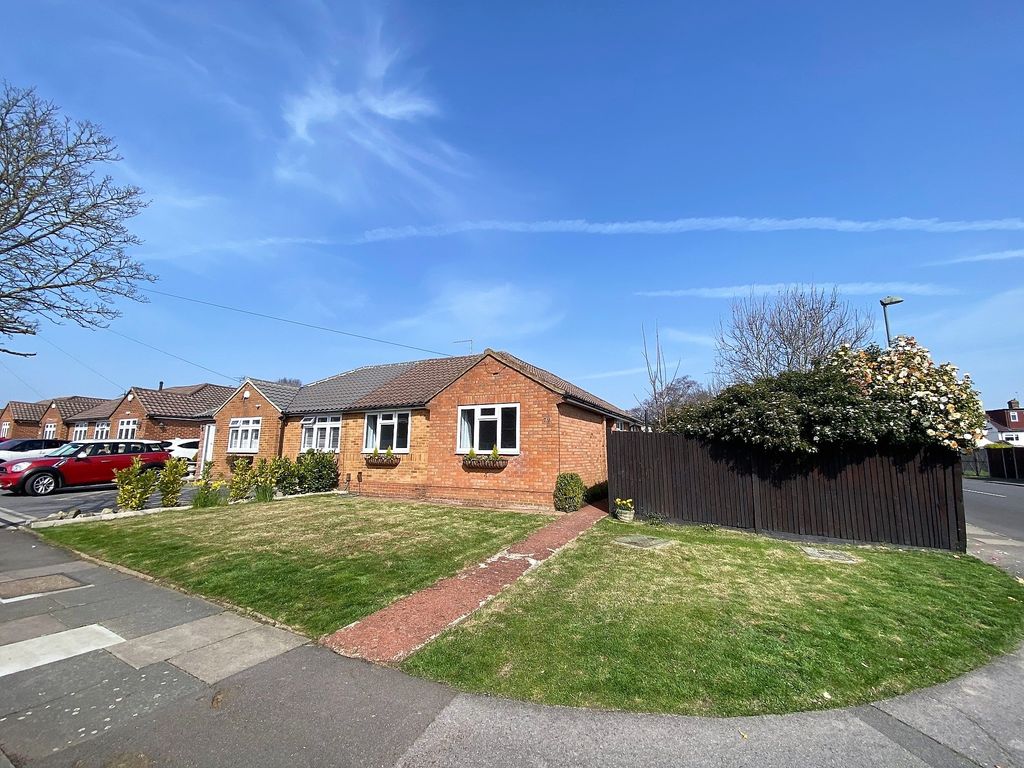 2 bed semidetached bungalow for sale in Rolleston Avenue, Petts Wood