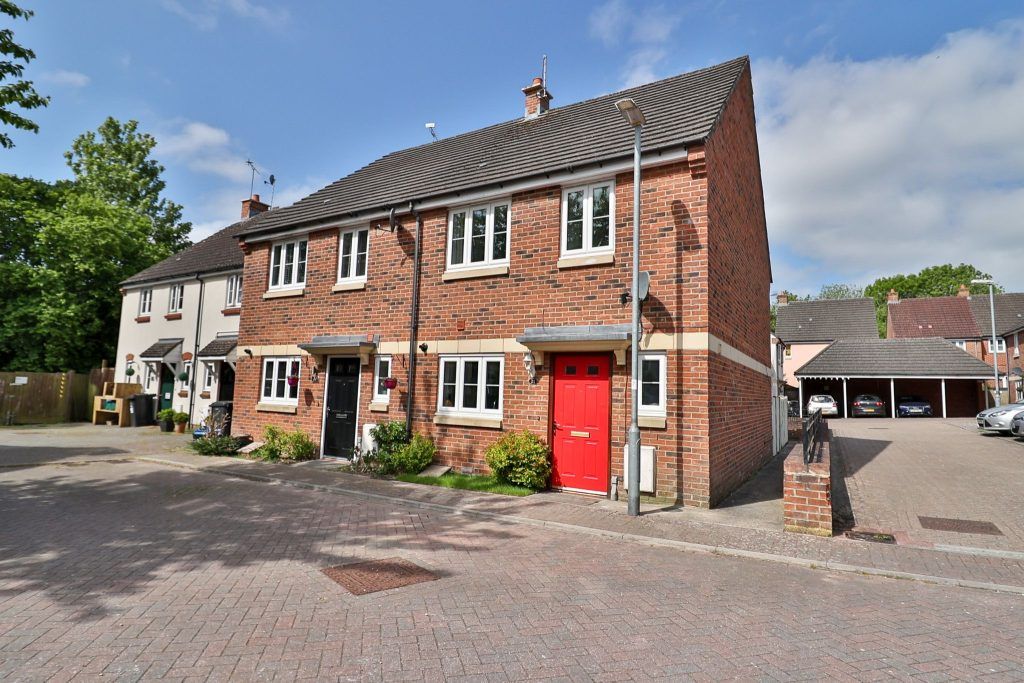 3 bed end terrace house for sale in Dodham Crescent, Yeovil, Somerset