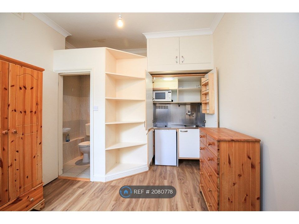 Studio to rent in Halesworth Rd, London SE13, £870 pcm Zoopla