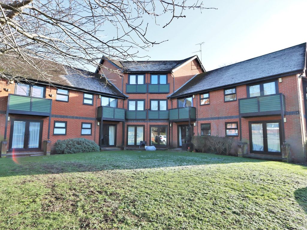 1 bed flat for sale in Alexandra Road, Farnborough, Hampshire GU14 Zoopla