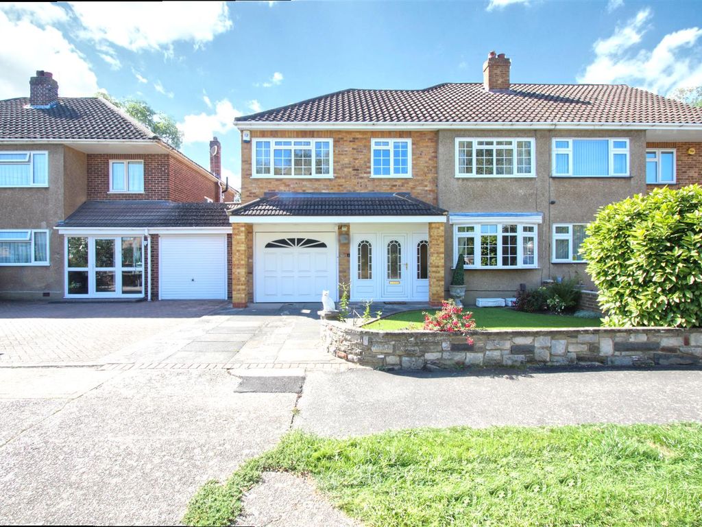 4 bed semidetached house for sale in Dudley Avenue, Cheshunt, Waltham