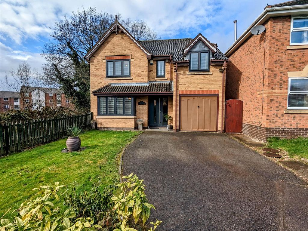 4 bed detached house for sale in Laurel Drive, Hartshill, Nuneaton CV10