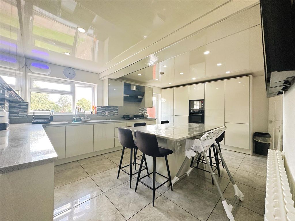 6 bed semidetached house for sale in Woodnewton Drive, Off Downing