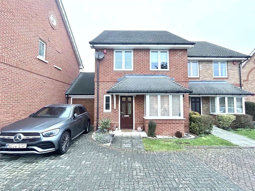 4 bed semidetached house to rent in Bushnell Place, Maidenhead, Berkshire SL6 Zoopla