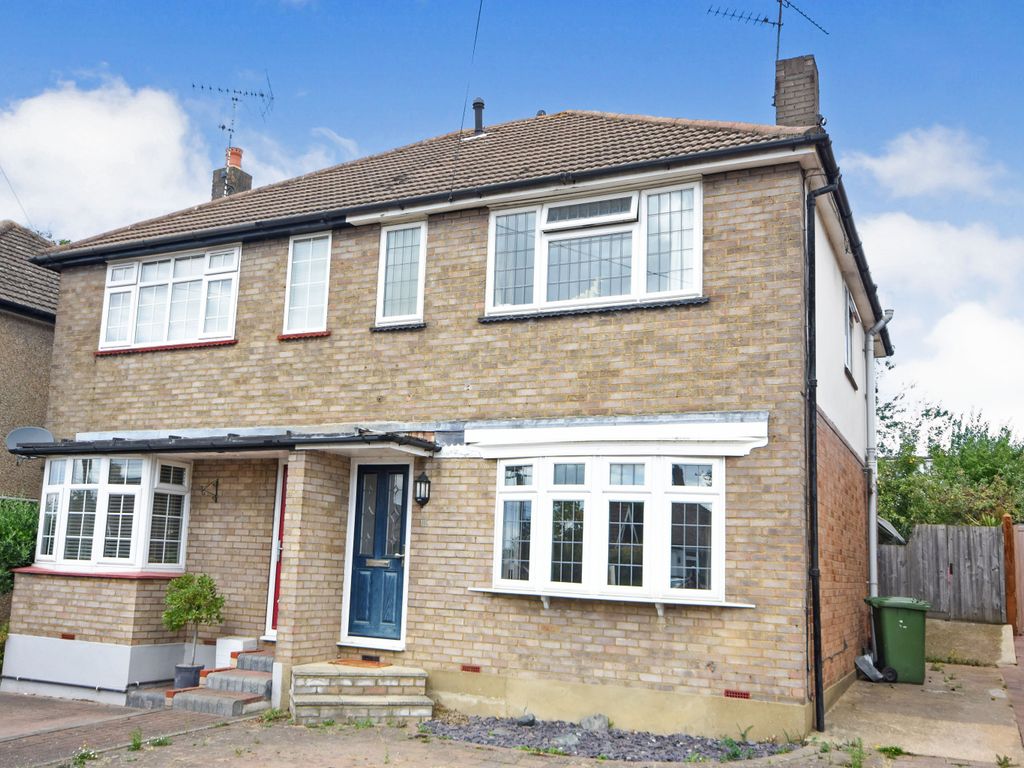 3 bed semidetached house for sale in Fairfield Rise, Billericay, Essex