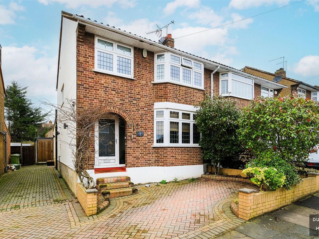 4 bed semidetached house for sale in Copthorne Avenue, Ilford IG6, £