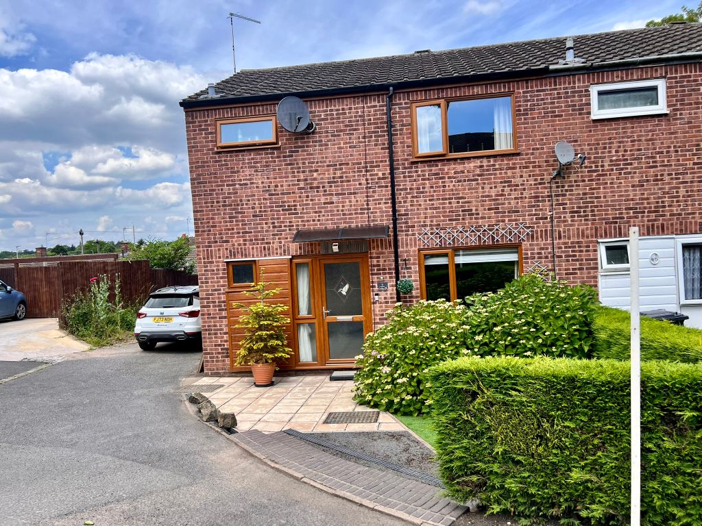 3 bed town house for sale in Dudley Close, Thurnby Lodge LE5, £275,000