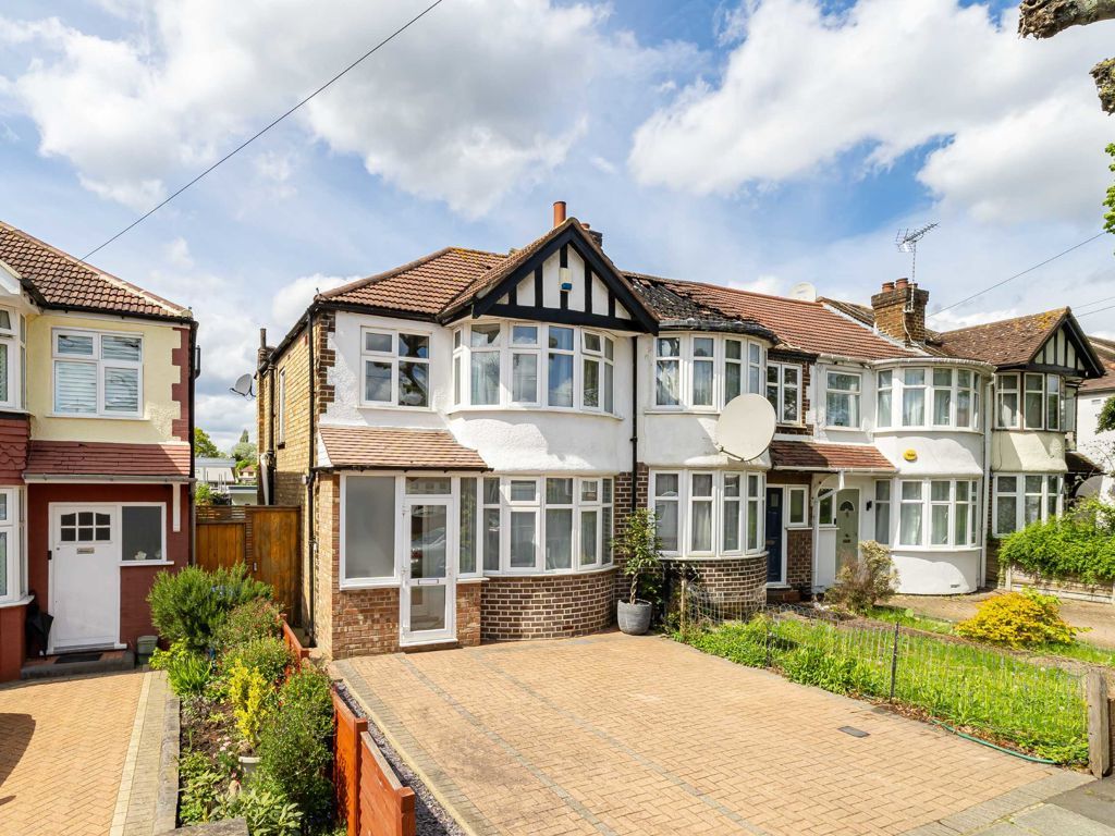 3 bed property for sale in Thames Avenue, Perivale, Greenford UB6, £