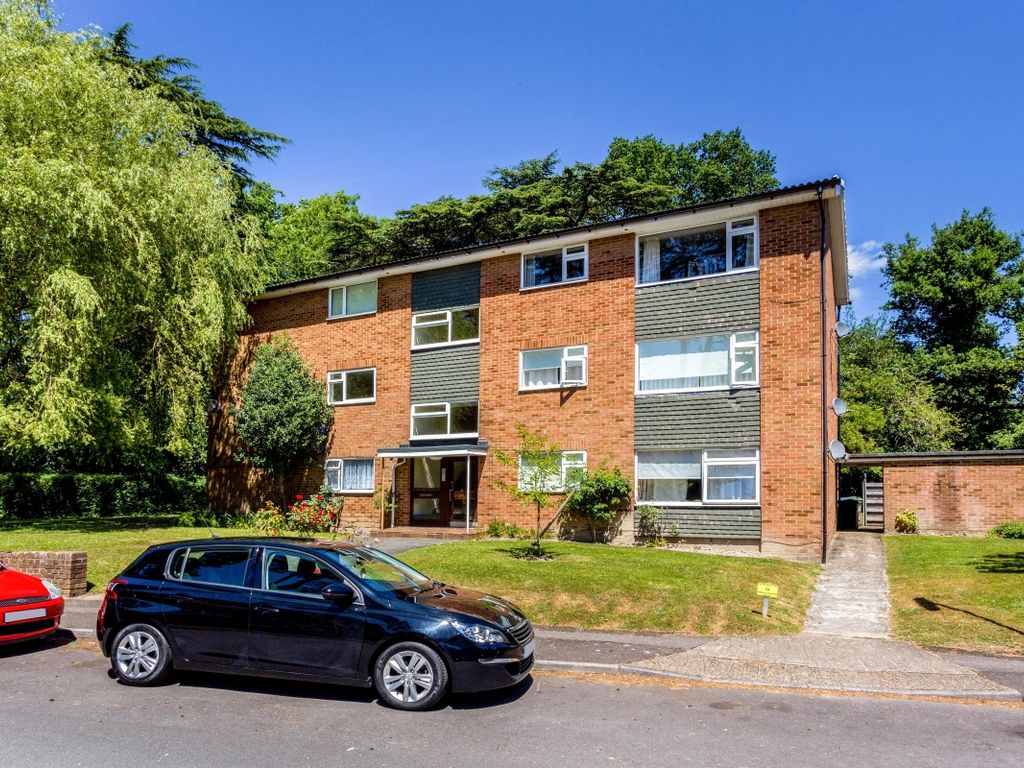 2 bed flat to rent in Oakfield Drive, Reigate RH2, £1,350 pcm Zoopla