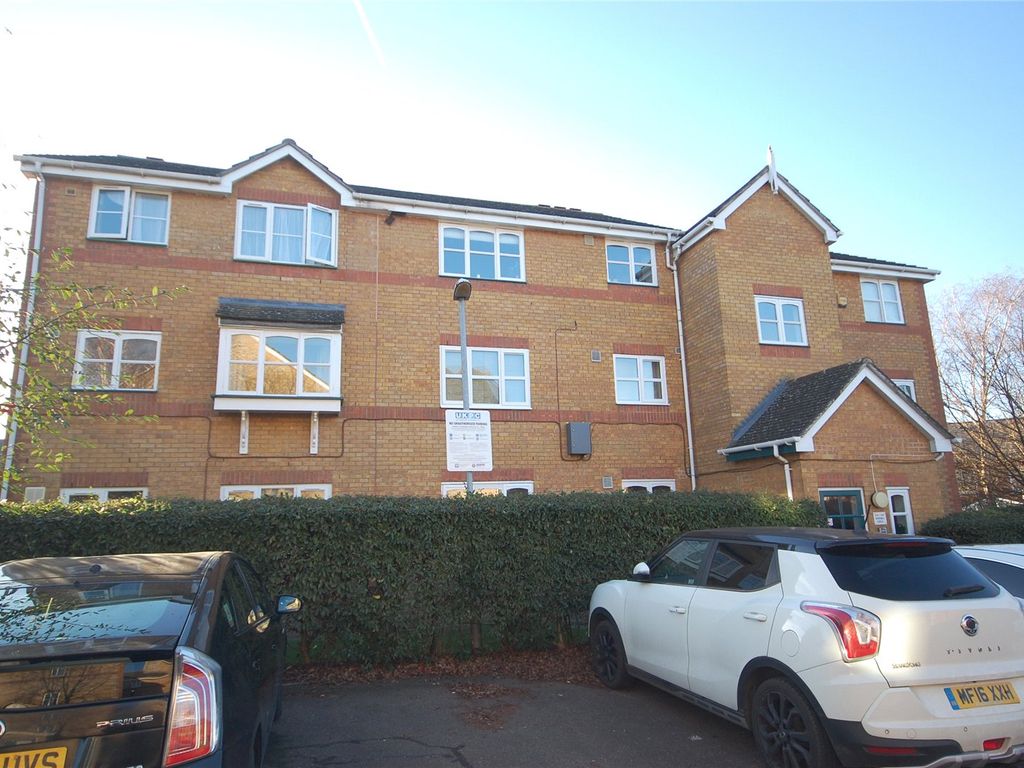 1 bed flat to rent in Windmill Drive, London NW2, £1,350 pcm Zoopla