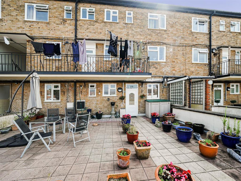 3 bed flat for sale in Manford Way, Chigwell IG7, £300,000 Zoopla