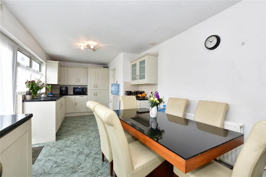 4 bed detached bungalow for sale in Lambs Lane South, Rainham, Essex RM13, £313,500 Zoopla