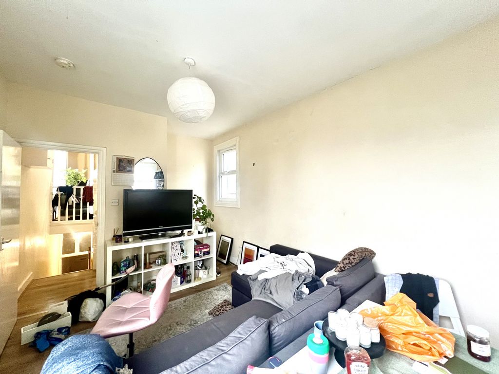 3 bed flat to rent in Manor Park Road, London NW10, £2,400 pcm Zoopla
