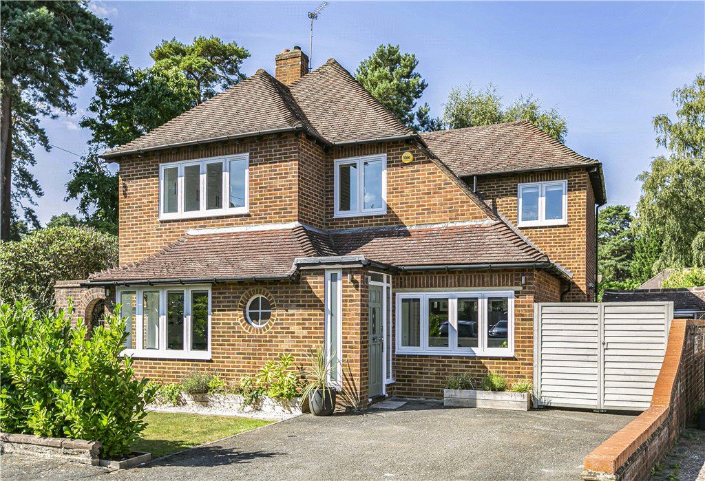 4 bed detached house for sale in Donne Gardens, Pyrford, Surrey GU22, £