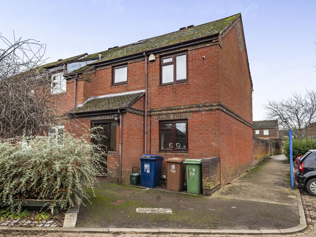 4 bed end terrace house for sale in Baker Close, Headington, Oxford OX3