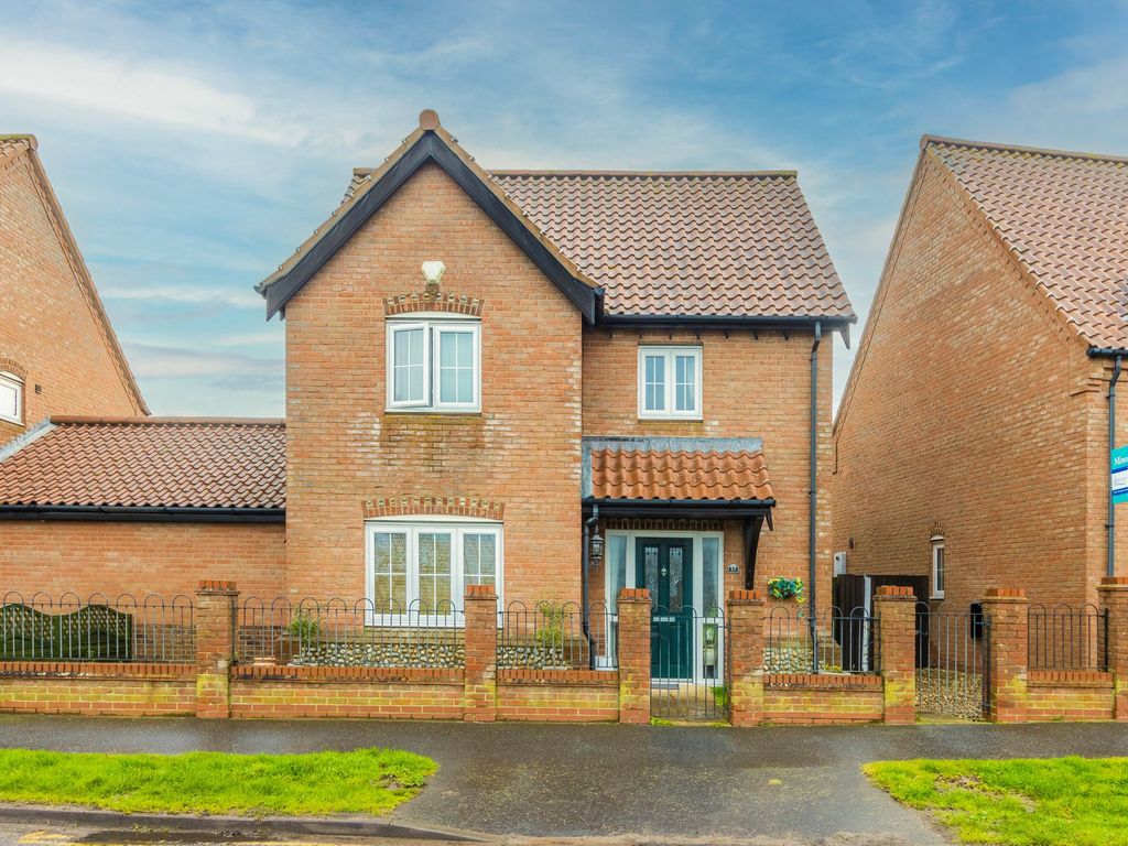 3 bed detached house for sale in Waters Lane, Hemsby, Great Yarmouth