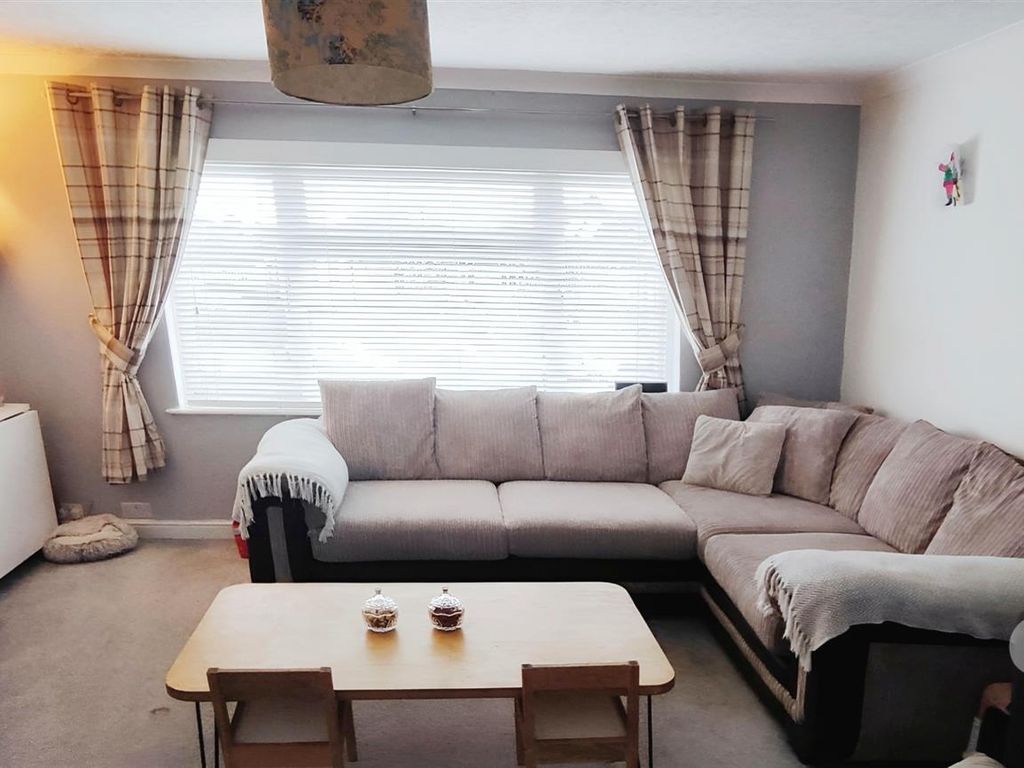 2 bed property to rent in Warwick Close, New EN4, £1,500