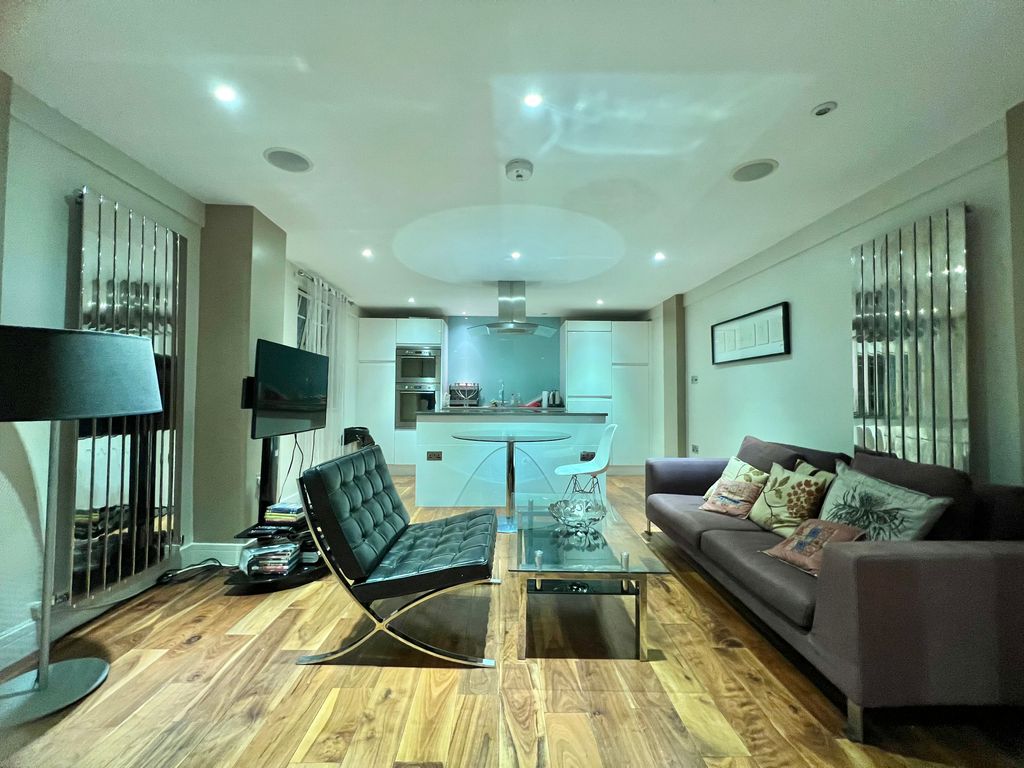 3 bed flat to rent in Hampden Gurney Street, London W1H, £5,980 pcm