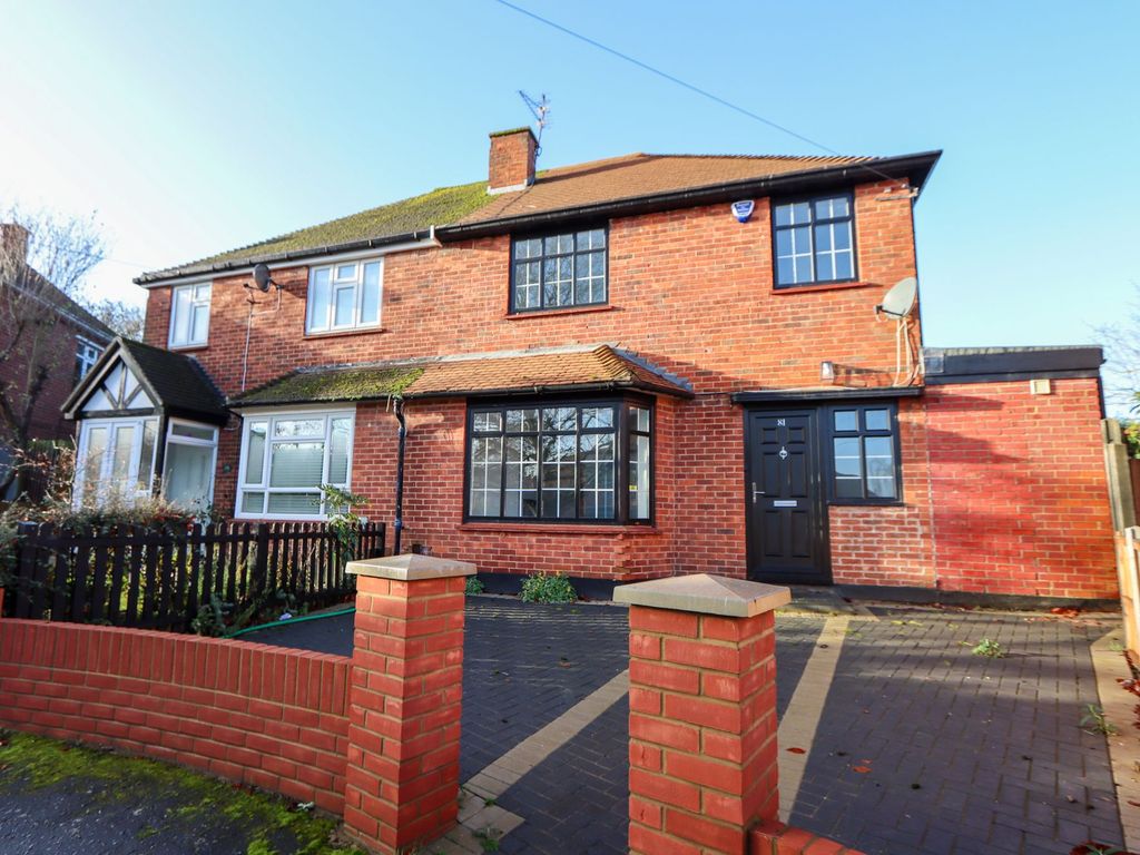 3 bed semidetached house to rent in Tower Road, Epping CM16, £2,500