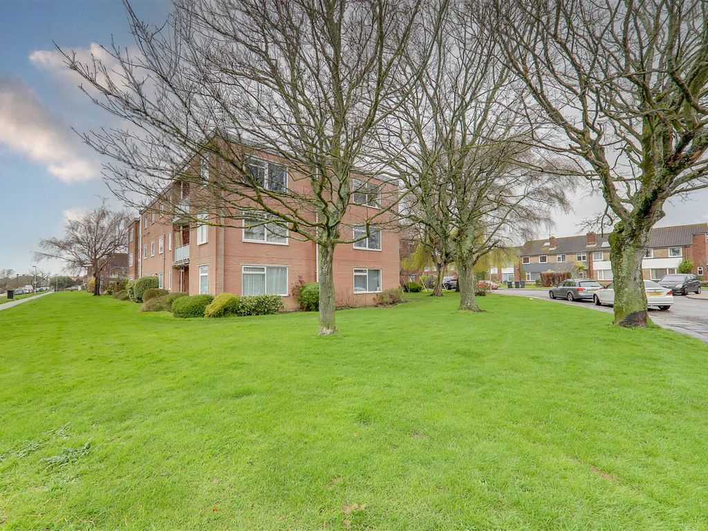 2 bed flat for sale in Pelham Court, Stonehurst Road, Worthing BN13