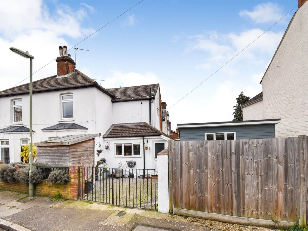 3 bed end terrace house for sale in Alexandra Road, Aldershot