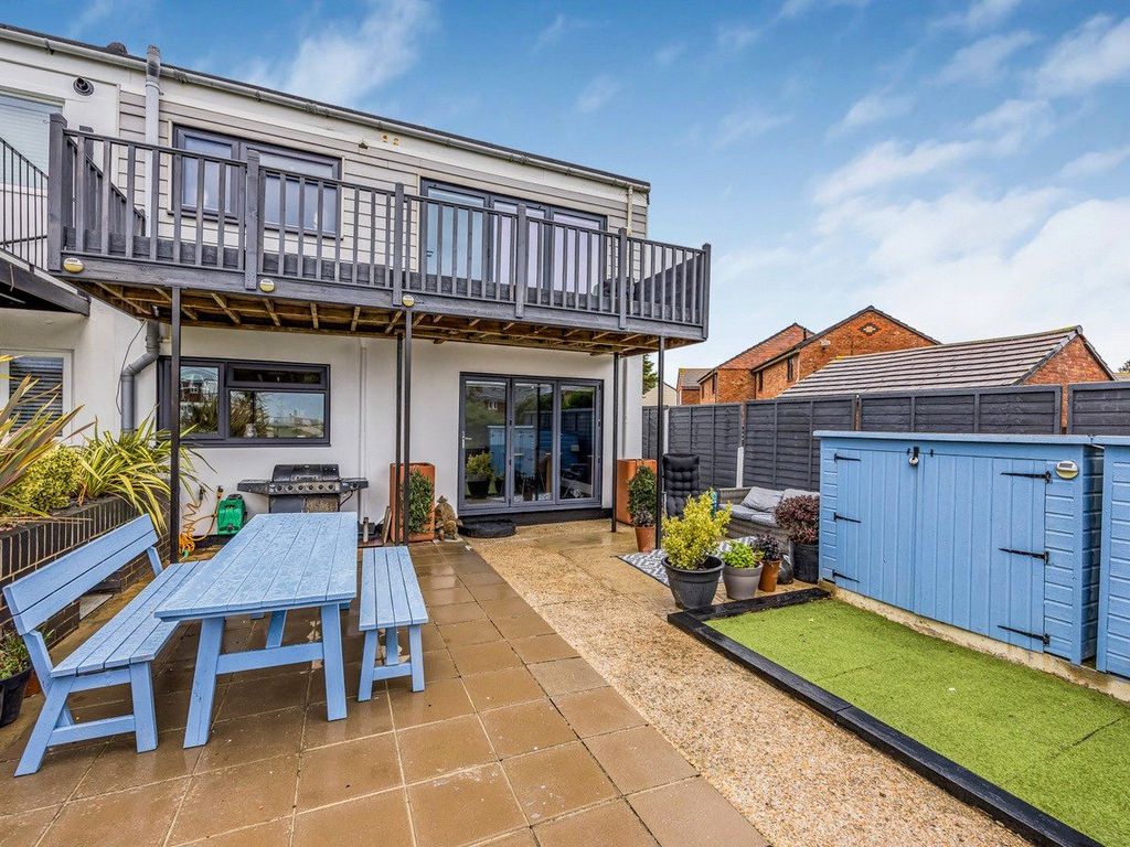 5 bed end terrace house for sale in Meath Close, Hayling Island