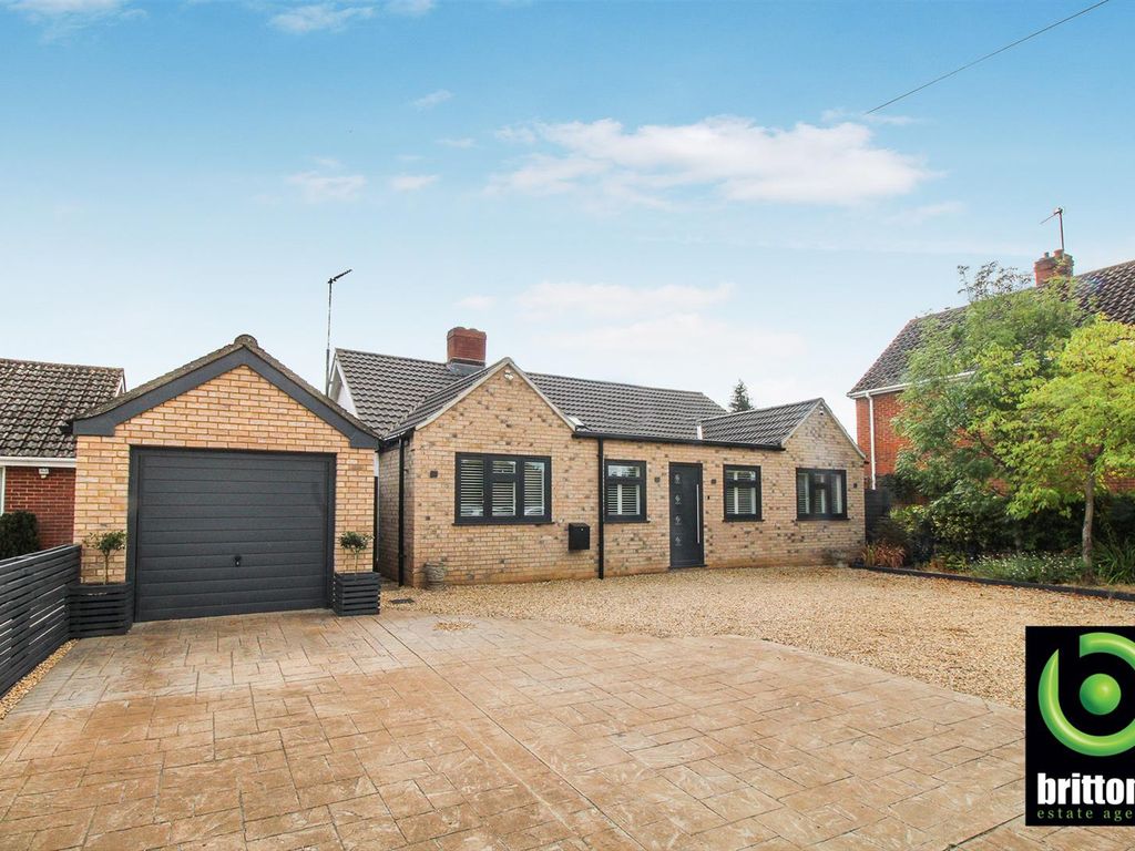 4 bed detached bungalow for sale in Grimston Road, South Wootton, King