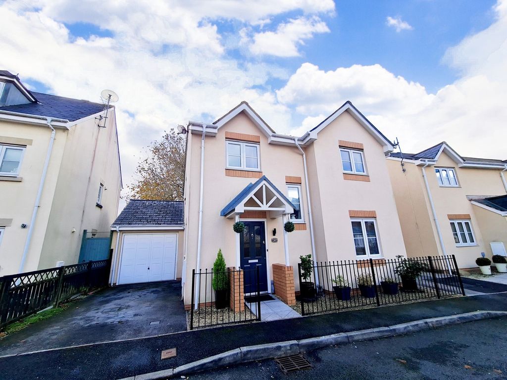 4 bed detached house for sale in Ffordd Cambria, Pontarddulais, Swansea