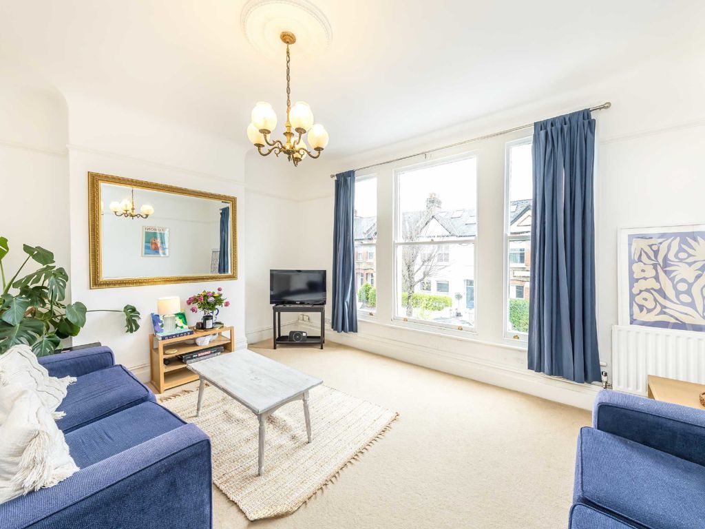 3 bed flat to rent in Barmouth Road, London SW18, £2,500 pcm Zoopla
