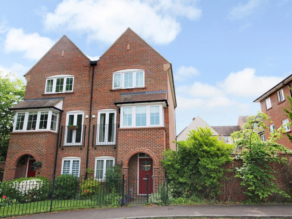 3 bed semidetached house for sale in Lindsell Avenue, Letchworth