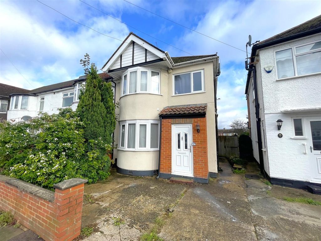 3 bed end terrace house for sale in Browning Road, Luton, Bedfordshire