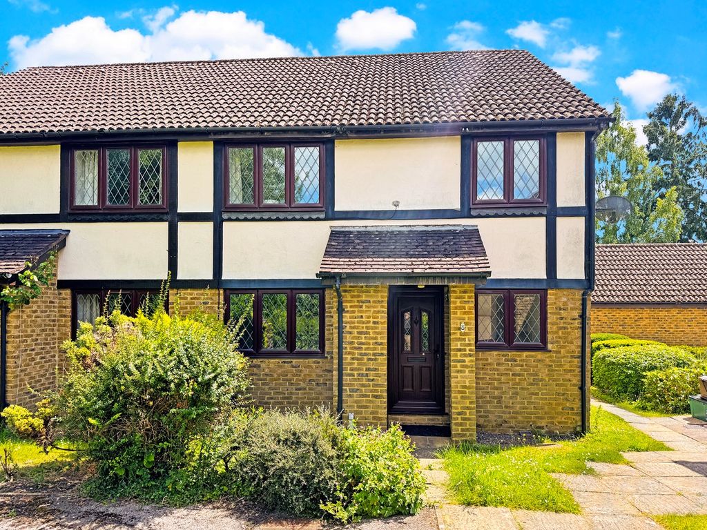 2 bed end terrace house to rent in Hardwicke Gardens, Amersham HP6, £