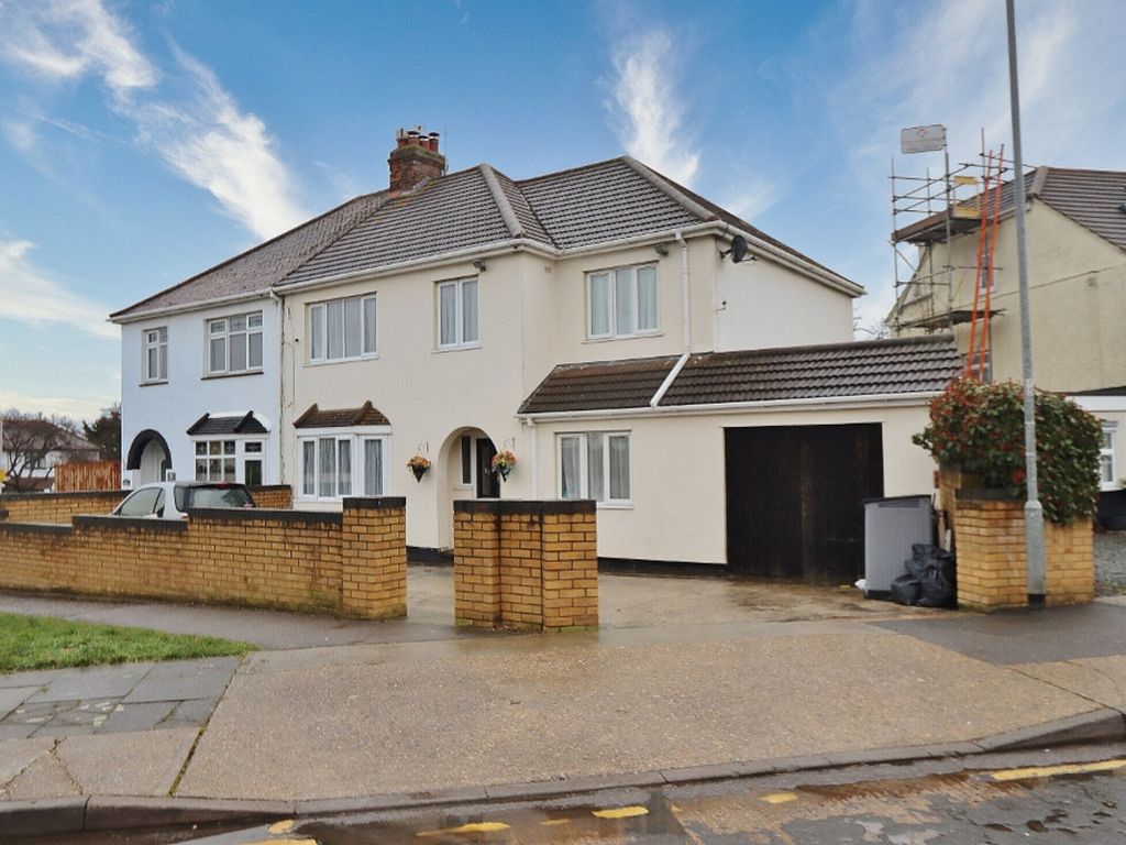5 bed semidetached house for sale in Coombe Road, Romford RM3 Zoopla